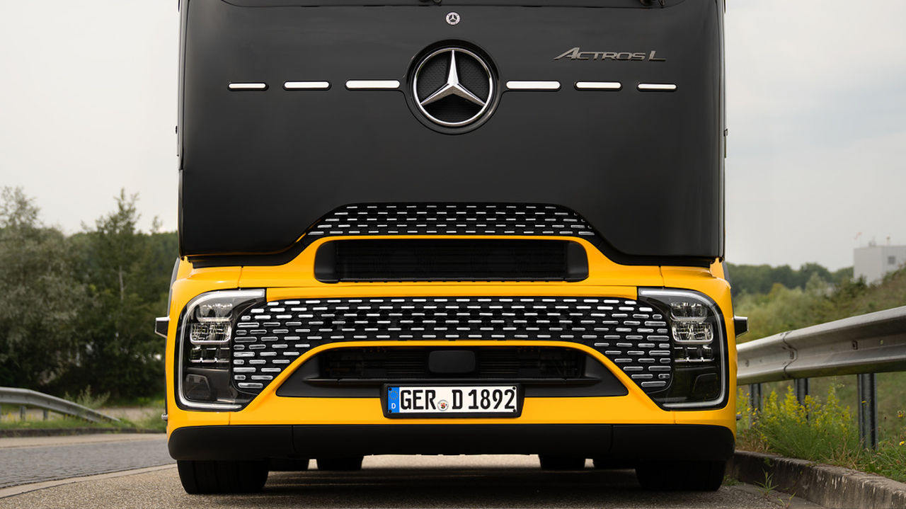 Hromirana lajsna i hrom tačkice (Actros L sa ProCabin)